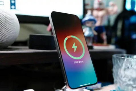 绛县苹果15换屏服务分享用什么充电器给iPhone15充电更好 